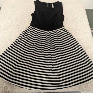 xhilaration girls pleaded dress black & white size XS-TP